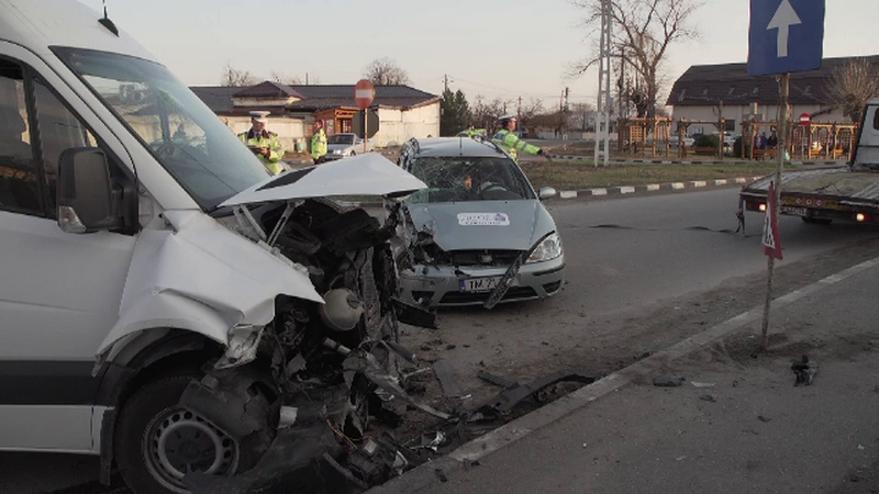 Microbuz, spulberat de o mașină la Călinești, Prahova