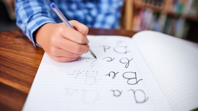 copil care scrie de mana