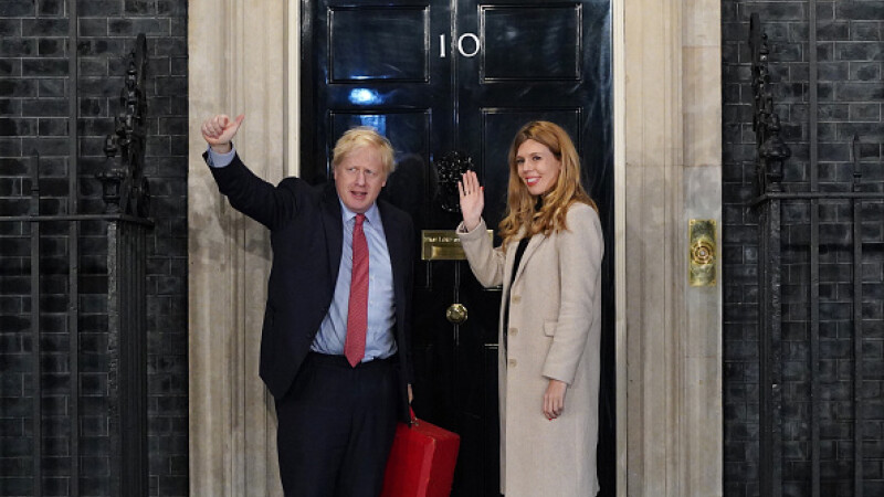 Premierul Boris Johnson şi iubita sa au anunţat că aşteaptă un copil şi că se vor căsători