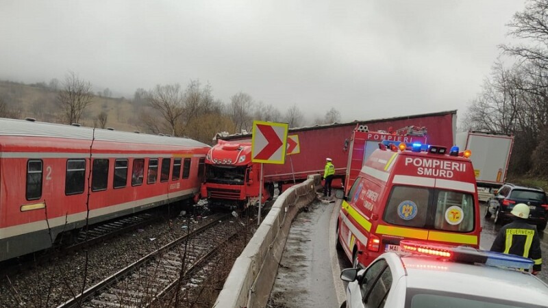 TIR lovit de tren în Cluj