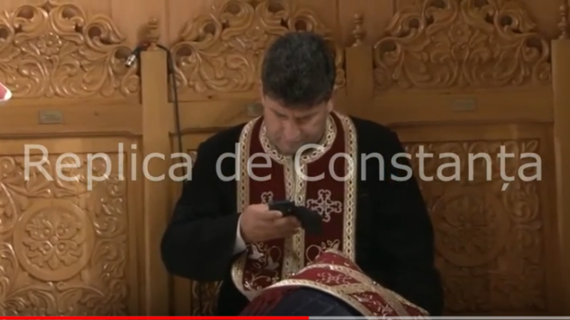 Preot filmat în timp ce umbla pe telefon când spovedea un credincios