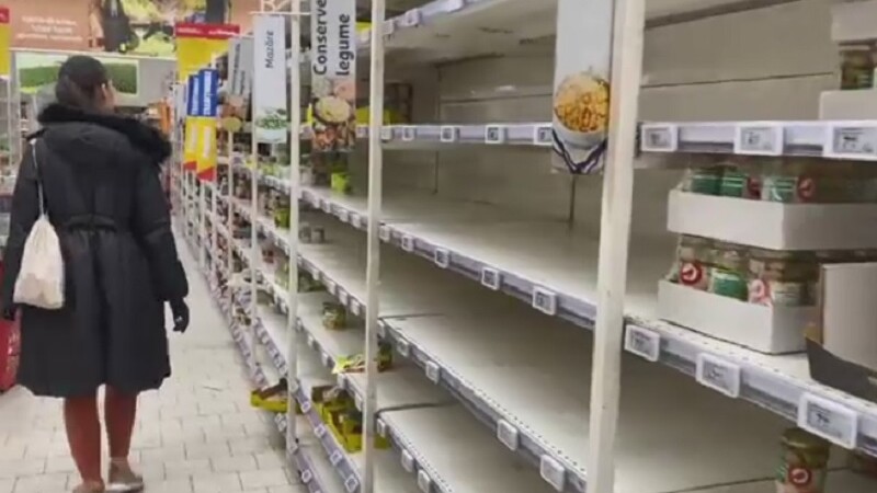 Românii au golit din nou rafturile magazinelor