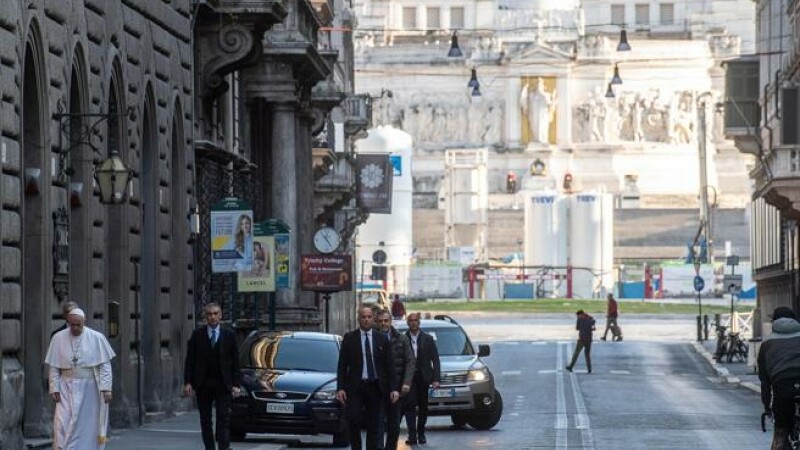 Papa Francis, singur pe străzile pustii ale Romei