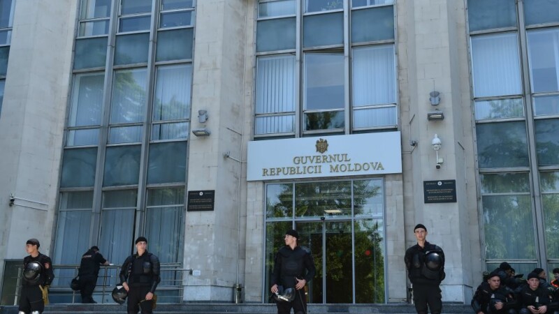 Guvernul a cerut instituirea stării de urgenţă în Republica Moldova