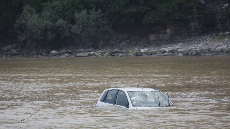 Mașină căzută în râu