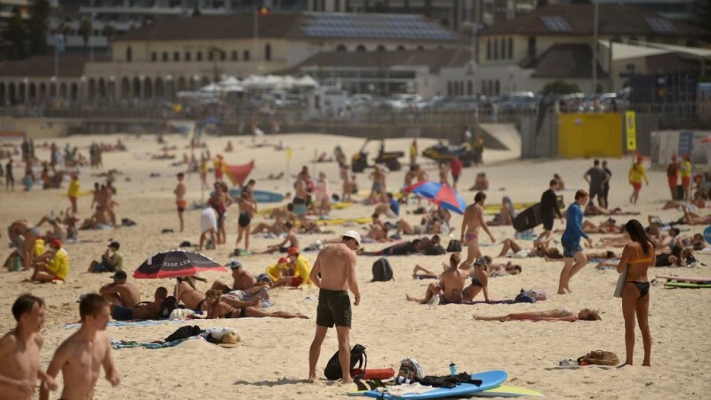 Australienii ignoră izolarea și au ieșit la plajă. În imagine, plaja Bondi Beach de lângă Sydney