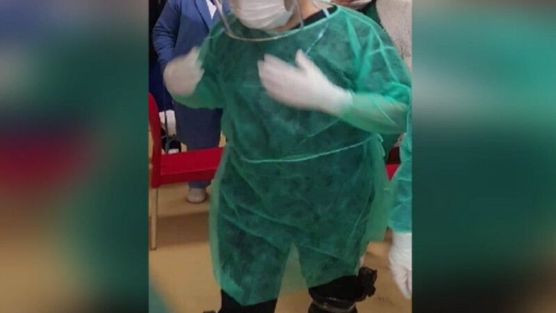 Adevărul despre situația spitalelor din România. Picioarele unui medic, protejate cu saci de gunoi