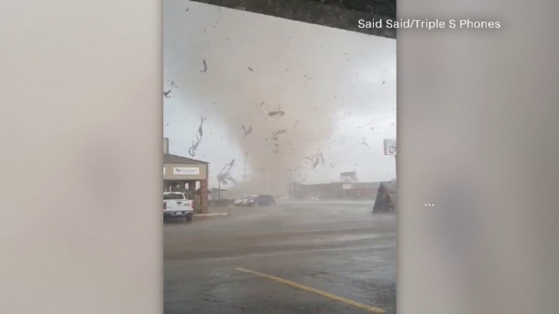 Scene terifiante în SUA. O tornadă a devastat mai multe zone rezidențiale. VIDEO
