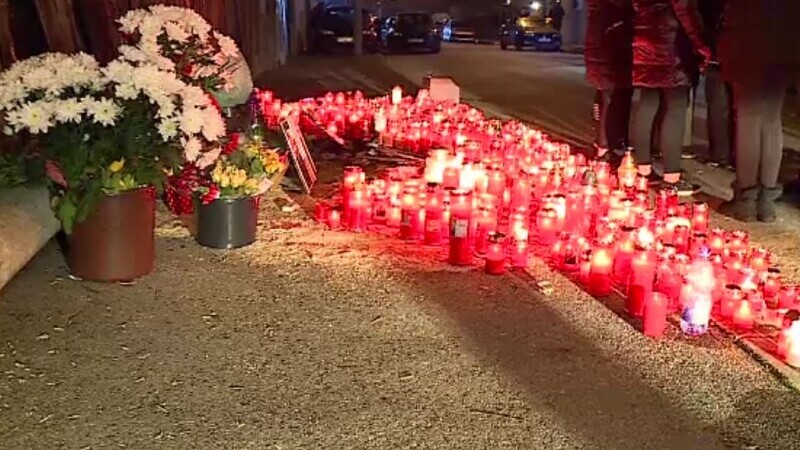 Priveghi la locul tragediei din Andronache. Rudele fetelor ucise în accident au aprins lumânări în memoria victimelor