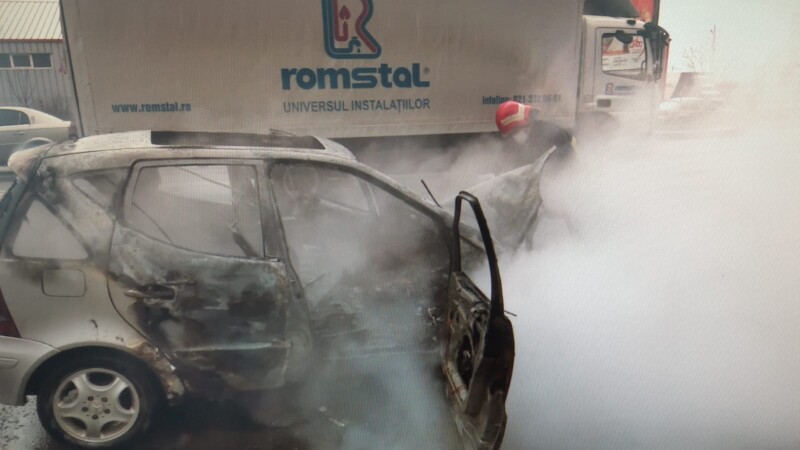 Un polițist din Roman a salvat două persoane blocate într-o mașină în flăcări. La scurt timp, autoturismul a explodat