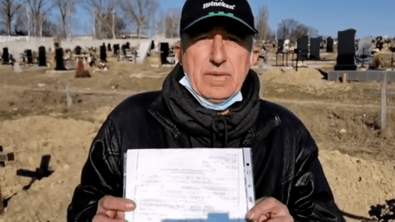 Un moldovean întors acasă a aflat că este mort și îngropat. Și-a găsit până și mormântul din cimitir