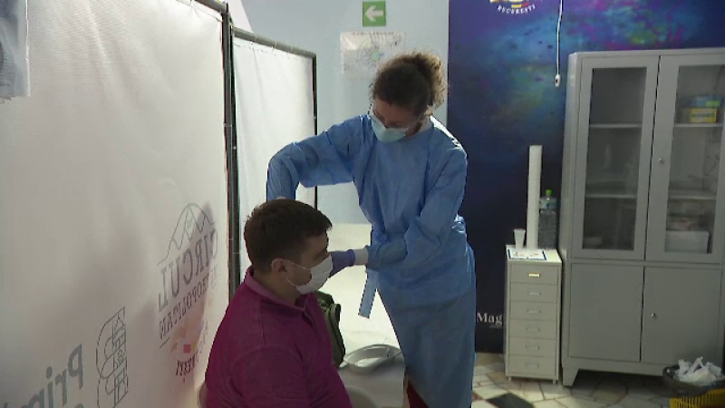 De duminică intră în vigoare noile restricții. Ce spun românii despre vaccinare: ”Am hotărât să vin de prima oară”