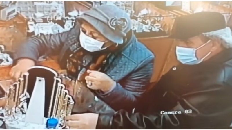 VIDEO Recompensă pentru prinderea a doi bătrâni care au furat bijuterii din mai multe magazine din Vaslui și Iași