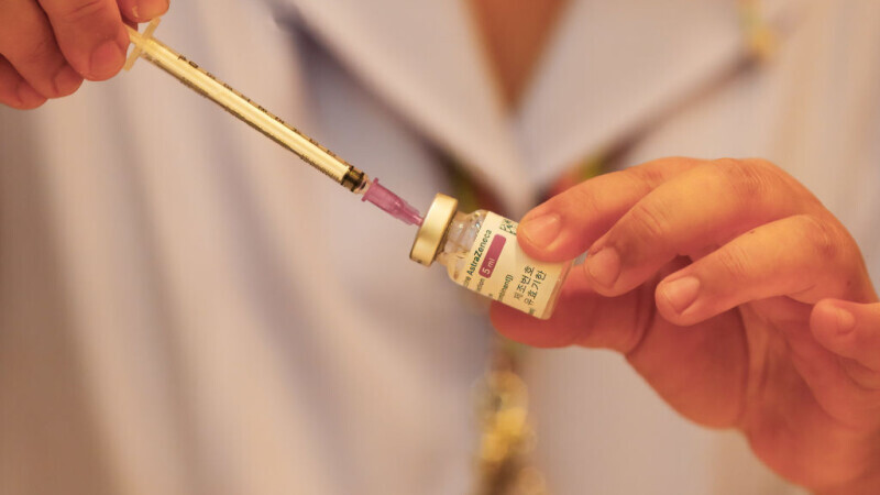 Thailanda a reluat vaccinările anti-Covid cu AstraZeneca. Premierul a primit prima doză