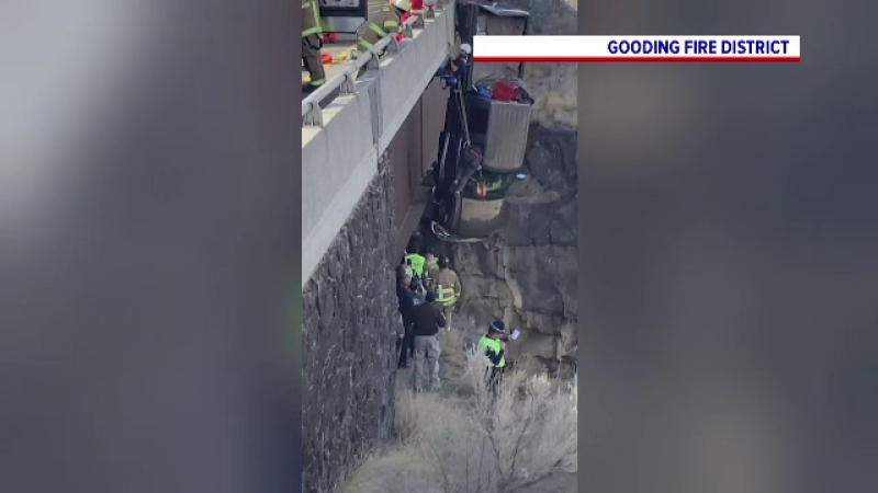 Operațiune la limită în SUA. O camionetă a rămas suspendată pe un pod, la zeci de metri de sol