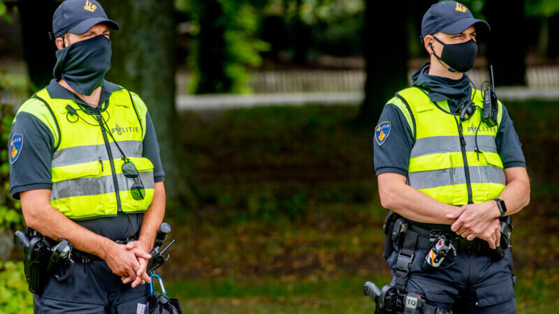 Un polițist olandez a pierdut trei lăzi cu arme. I-au căzut din mașină, iar nimeni nu dă de ele