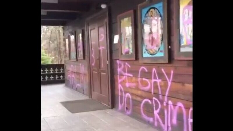 Biserica din Parcul IOR, vandalizată cu vopsea roz. BOR acuză „toleranța clamată isteric de nucleele ideologice ale LGBT”