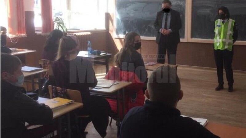 Poliția Suceava a ”mâzgălit” o mască pe fața unui participant la o acțiune oficială, în fotografia din comunicatul de presă