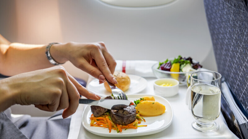 Compania aeriană care livrează la domiciliu mâncarea din avion. Cât costă serviciul