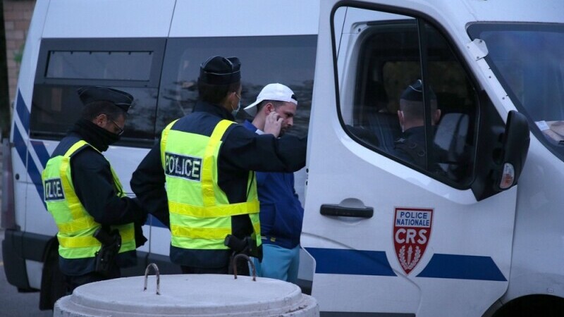 Zeci de români au încercat să intre în Franța cu teste de Covid-19 false