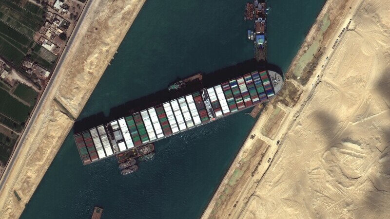 Canalul Suez, blocat complet din cauza unei nave eșuate