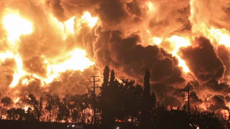 VIDEO. Incendiu de proporții la o rafinărie de petrol. Sute de persoane au fost evacuate
