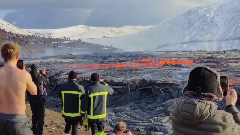 Vulcanul care a erupt în Islanda a devenit obiectiv turistic. ”E copleșitor să văd cum ia naștere pământul”