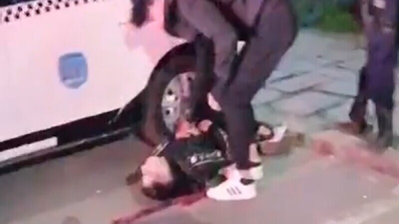 VIDEO. Jandarmii brăileni, acuzați că l-au umplut de sânge pe un tânăr. Poliția a deschis un dosar penal