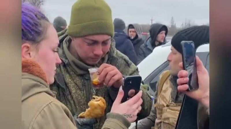 soldat rus hranit cu ceai