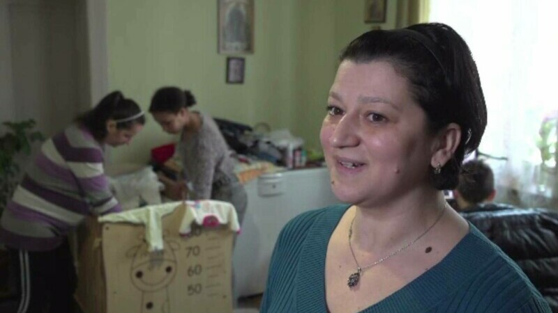 Familia preotului din Veștem a adoptat o mamă din Ucraina cu doi copii, și al treilea pe drum. Nu a contat că aveau deja șas