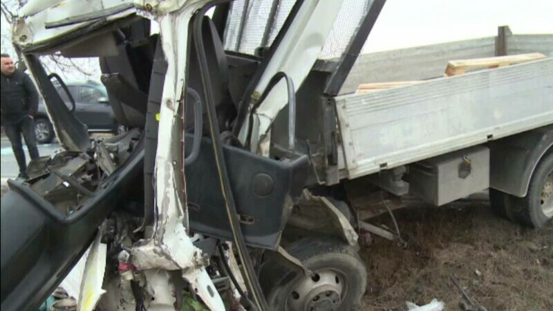 Șofer grav rănit, după ce a intrat cu autoutilitara într-un camion al companiei de drumuri