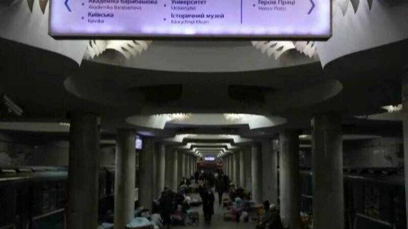 Mii de oameni dorm în stațiile de metrou din Harkov. „Stau în vagoane, e mai cald decât pe peron”