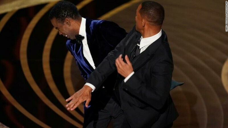 Will Smith l-a pălmuit pe Chris Rock la Oscar 2022, după o glumă despre soția lui, Jada. Momentul a stârnit rumoare în sală