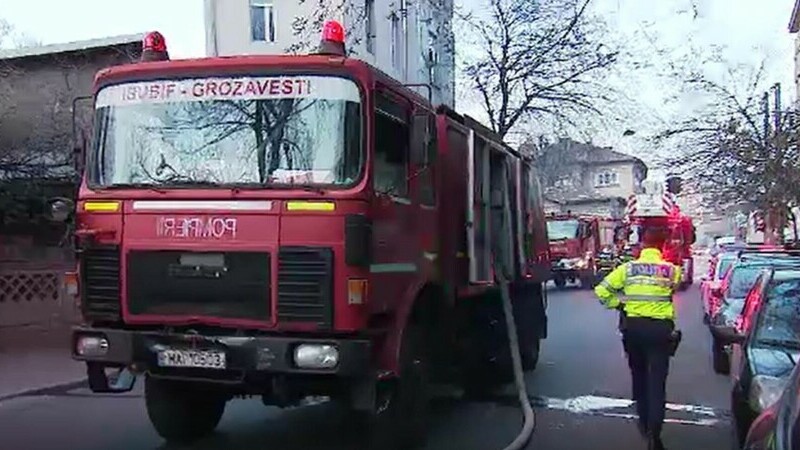Incendiu puternic la o casă din București. Focul s-a extins și la două locuințe învecinate
