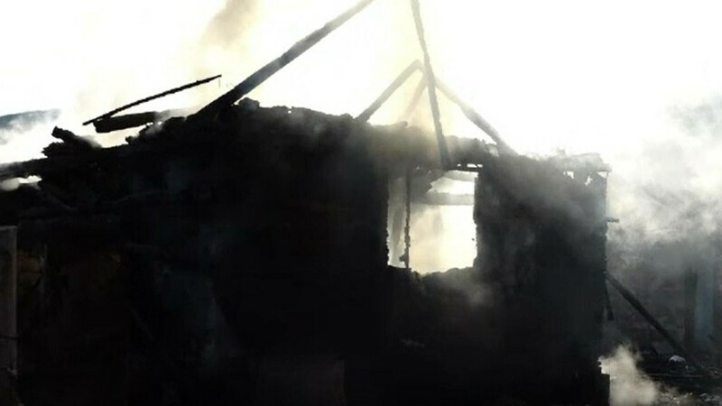 Incendiu puternic în Baia Mare. Două familii cu zece copii au rămas pe drumuri