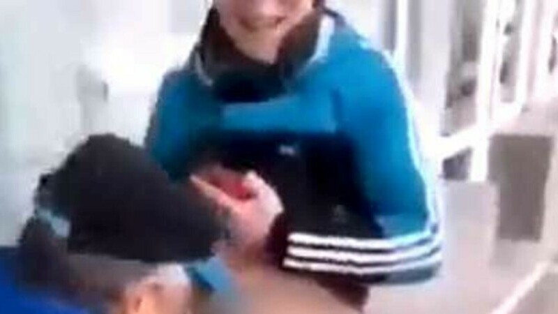 Femeie, dezbrăcată pentru amuzament pe străzile din Huși. Locuitorii sunt revoltați