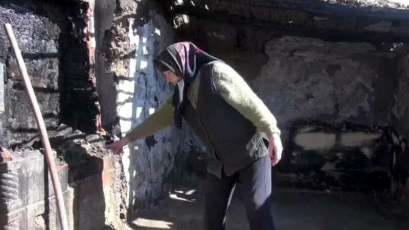 Trei generații ale unei familii au rămas fără casă, după un incendiu violent în Neamț. Bunicul a vrut să facă ouă fierte