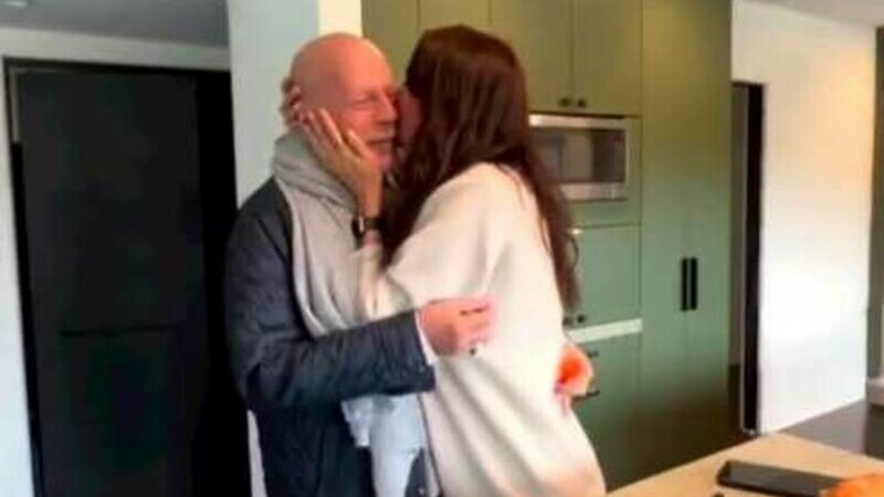 Imagini impresionante cu Bruce Willis, bolnav de demență. Amănuntul care a îngrijorat pe toată lumea | VIDEO