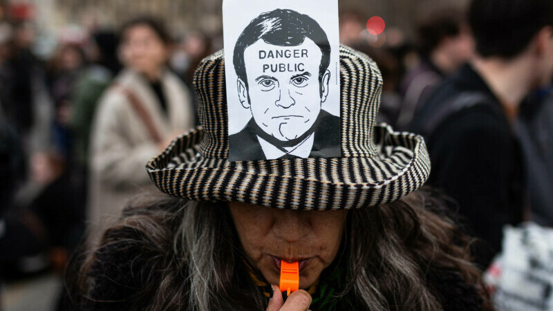 Franța, zguduită de proteste violente împotriva creșterii vârstei de pensionare. Mulțimea e furioasă pe Macron