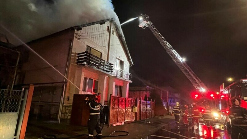 casa incendiu pompieri