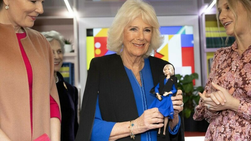 Regina Camilla a Marii Britanii, imortalizată sub forma unei păpuşi Barbie unicat