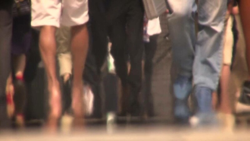 canicula oameni pe strada