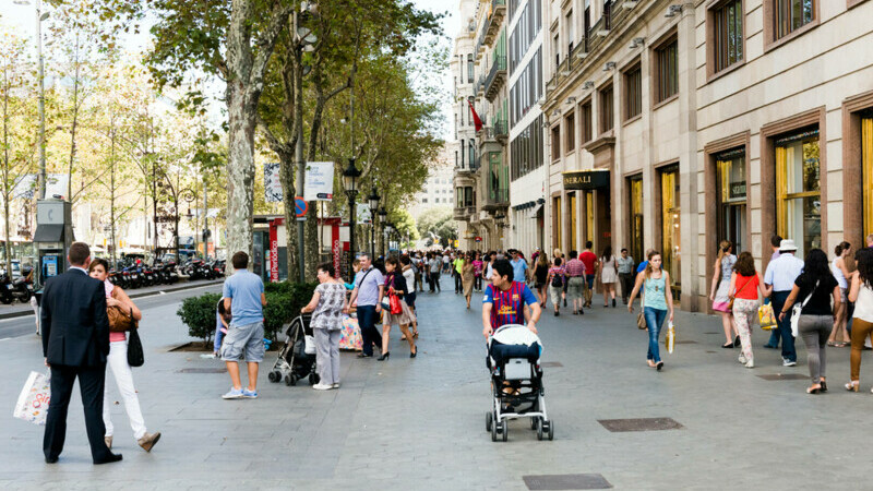 oameni pe strada in barcelona