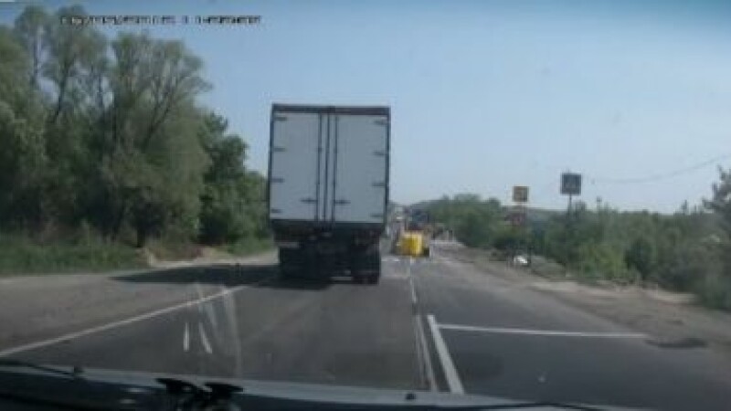 Video incredibil: Dispari intr-o secunda. Ce se intampla cand un camion imens ramane fara FRANE: