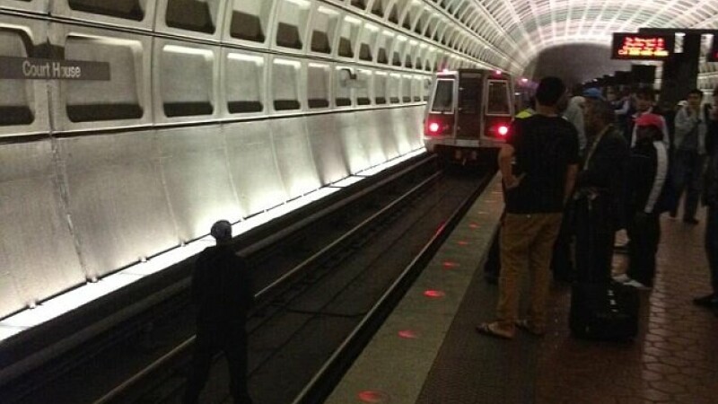 barbat sare pe sine la metrou, Arlington