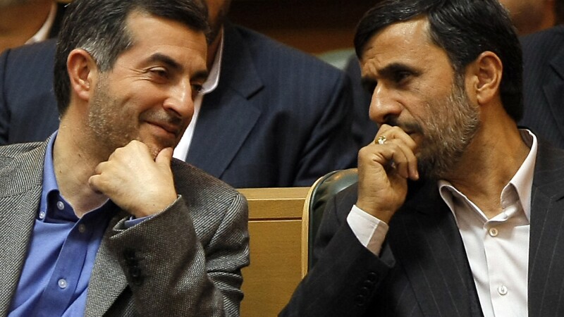 Esfandiar Rahim Mashaie si Mahmoud Ahmadinejad