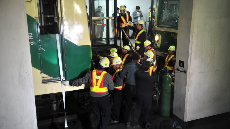 Doua metrouri s-au ciocnit in Coreea de Sud. Peste 170 de oameni sunt raniti