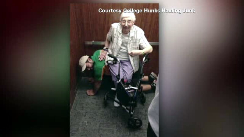 Scena neobisnuita, intr-un lift defect din SUA. Ce facea in genunchi un tanar, alaturi de o doamna de 79 de ani