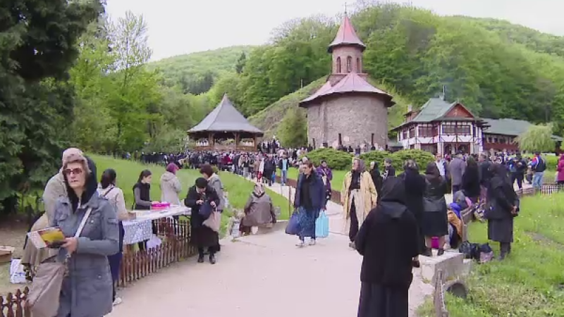 impresionant la manastirea Prislop. Mii de credinciosi au venit sa se inchine la mormantul lui Arsenie Boca - Stirileprotv.ro