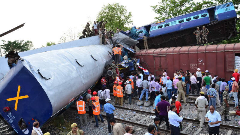 Imagini de groaza in India: doua trenuri s-au ciocnit, iar 6 vagoane au sarit de pe sine. 40 de morti si 100 raniti